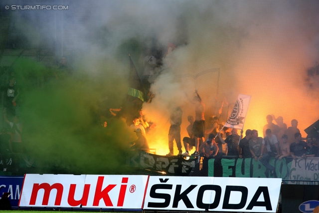 Sturm Graz - Innsbruck
Oesterreichische Fussball Bundesliga, 8. Runde,  SK Sturm Graz - FC Wacker Innsbruck, Stadion Liebenau Graz, 18.9.2011. 

Foto zeigt Fans von Wacker Innsbruck
Schlüsselwörter: pyrotechnik