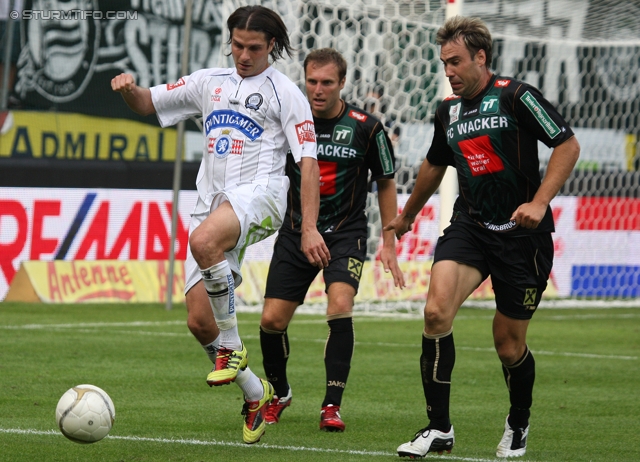 Sturm Graz - Innsbruck
Oesterreichische Fussball Bundesliga, 8. Runde,  SK Sturm Graz - FC Wacker Innsbruck, Stadion Liebenau Graz, 18.9.2011. 

Foto zeigt Imre Szabics (Sturm) und Inaki Bea Jauregui (Innsbruck)
