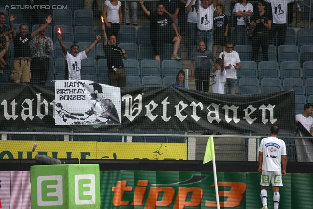 Sturm Graz - Innsbruck
Oesterreichische Fussball Bundesliga, 8. Runde,  SK Sturm Graz - FC Wacker Innsbruck, Stadion Liebenau Graz, 18.9.2011. 

Foto zeigt Mario Haas (Sturm) und Fans von Sturm
