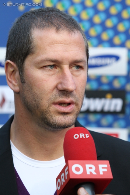 Weiz - Sturm Graz
OEFB Cup, 2. Runde,  SC Weiz - SK Sturm Graz, Stadion Weiz, 21.9.2011. 

Foto zeigt Franco Foda (Cheftrainer Sturm) beim Interview
