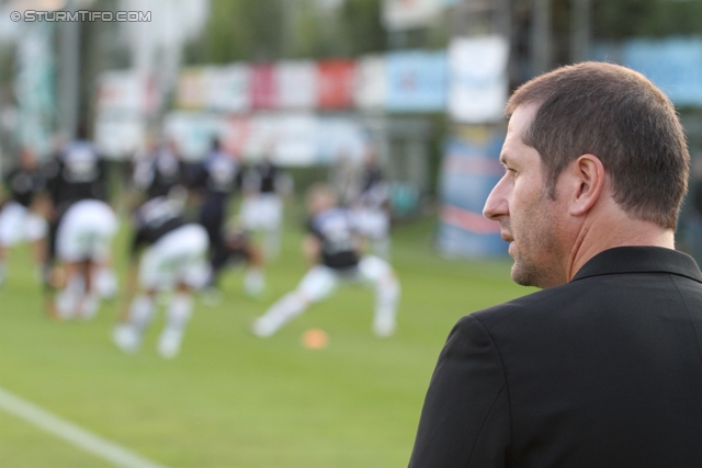 Weiz - Sturm Graz
OEFB Cup, 2. Runde,  SC Weiz - SK Sturm Graz, Stadion Weiz, 21.9.2011. 

Foto zeigt Franco Foda (Cheftrainer Sturm)
Schlüsselwörter: nachdenklich