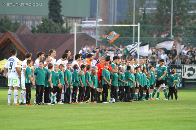 Weiz - Sturm Graz
OEFB Cup, 2. Runde,  SC Weiz - SK Sturm Graz, Stadion Weiz, 21.9.2011. 

Foto zeigt die Mannschaft von Sturm, das Schiedsrichterteam und die Mannschaft von Weiz
