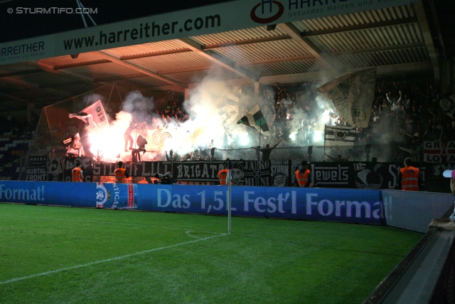 Austria Wien - Sturm Graz
Oesterreichische Fussball Bundesliga, 9. Runde,  FK Austria Wien - SK Sturm Graz, Franz-Horr-Stadion, 24.9.2011. 

Foto zeigt Fans von Sturm
Schlüsselwörter: pyrotechnik