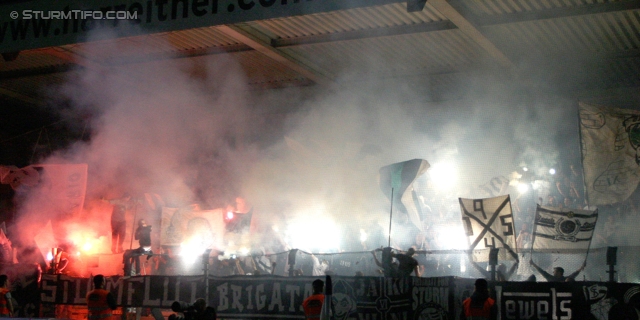 Austria Wien - Sturm Graz
Oesterreichische Fussball Bundesliga, 9. Runde,  FK Austria Wien - SK Sturm Graz, Franz-Horr-Stadion, 24.9.2011. 

Foto zeigt Fans von Sturm
Schlüsselwörter: pyrotechnik