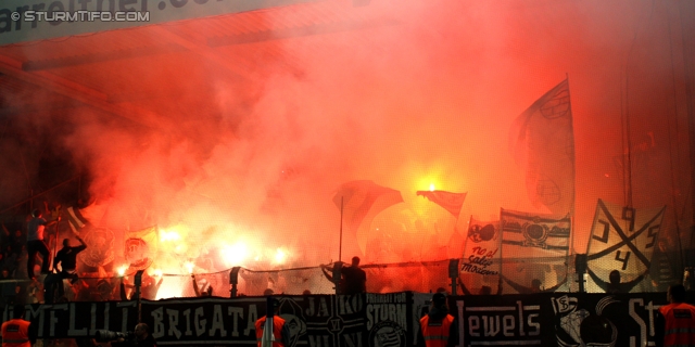 Austria Wien - Sturm Graz
Oesterreichische Fussball Bundesliga, 9. Runde,  FK Austria Wien - SK Sturm Graz, Franz-Horr-Stadion, 24.9.2011. 

Foto zeigt Fans von Sturm
Schlüsselwörter: pyrotechnik