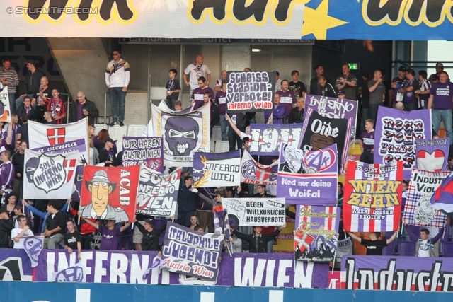 Austria Wien - Sturm Graz
Oesterreichische Fussball Bundesliga, 9. Runde,  FK Austria Wien - SK Sturm Graz, Franz-Horr-Stadion, 24.9.2011. 

Foto zeigt Fans von Austria Wien
