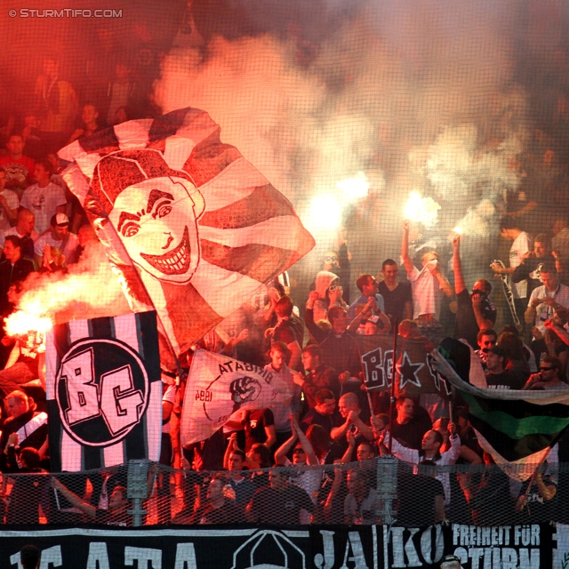 Austria Wien - Sturm Graz
Oesterreichische Fussball Bundesliga, 9. Runde,  FK Austria Wien - SK Sturm Graz, Franz-Horr-Stadion, 24.9.2011. 

Foto zeigt Fans von Sturm
Schlüsselwörter: pyrotechnik