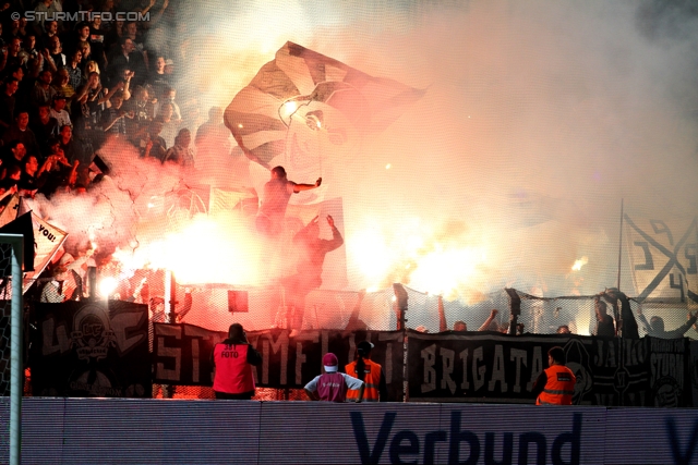 Austria Wien - Sturm Graz
Oesterreichische Fussball Bundesliga, 9. Runde,  FK Austria Wien - SK Sturm Graz, Franz-Horr-Stadion, 24.9.2011. 

Foto zeigt Fans von Sturm
Schlüsselwörter: pyrotechnik