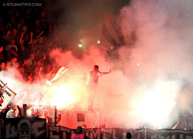 Austria Wien - Sturm Graz
Oesterreichische Fussball Bundesliga, 9. Runde,  FK Austria Wien - SK Sturm Graz, Franz-Horr-Stadion, 24.9.2011. 

Foto zeigt Fans von Sturm
Schlüsselwörter: pyrotechnik