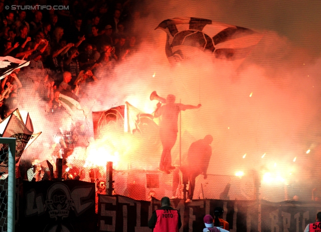 Austria Wien - Sturm Graz
Oesterreichische Fussball Bundesliga, 9. Runde,  FK Austria Wien - SK Sturm Graz, Franz-Horr-Stadion, 24.9.2011. 

Foto zeigt Fans von Sturm
Schlüsselwörter: pyrotechnik