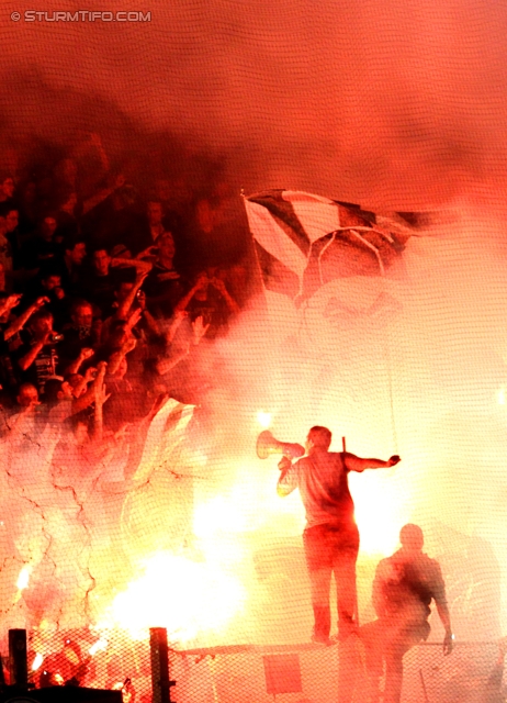 Austria Wien - Sturm Graz
Oesterreichische Fussball Bundesliga, 9. Runde,  FK Austria Wien - SK Sturm Graz, Franz-Horr-Stadion, 24.9.2011. 

Foto zeigt Fans von Sturm
Schlüsselwörter: pyrotechnik