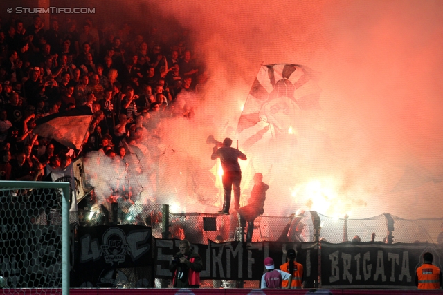 Austria Wien - Sturm Graz
Oesterreichische Fussball Bundesliga, 9. Runde,  FK Austria Wien - SK Sturm Graz, Franz-Horr-Stadion, 24.9.2011. 

Foto zeigt Fans von Sturm
Schlüsselwörter: pyrotechnik