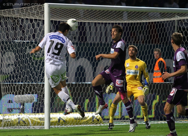 Austria Wien - Sturm Graz
Oesterreichische Fussball Bundesliga, 9. Runde,  FK Austria Wien - SK Sturm Graz, Franz-Horr-Stadion, 24.9.2011. 

Foto zeigt Darko Bodul (Sturm) und Pascal Gruenwald (Austria)
