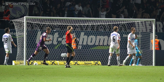 Austria Wien - Sturm Graz
Oesterreichische Fussball Bundesliga, 9. Runde,  FK Austria Wien - SK Sturm Graz, Franz-Horr-Stadion, 24.9.2011. 

Foto zeigt Joachim Standfest (Sturm), Schiedsrichter Manuel Schuettengruber, Manuel Weber (Sturm), Florian Neuhold (Sturm) und Silvije Cavlina (Sturm)
