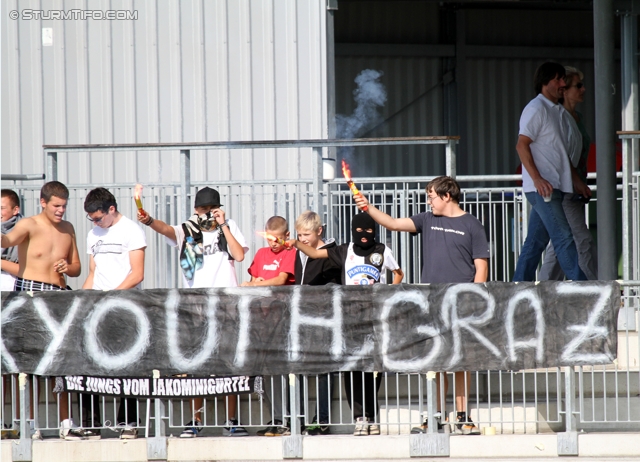 Sturm Amateure - Gratkorn
Regionalliga Mitte, 8. Runde,  Sturm Graz Amateure - FC Gratkorn, Trainingszentrum Messendorf, 25.9.2011. 

Foto zeigt Fans der Sturm Amateure
Schlüsselwörter: pyrotechnik