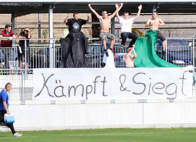 Sturm Amateure - Gratkorn
Regionalliga Mitte, 8. Runde,  Sturm Graz Amateure - FC Gratkorn, Trainingszentrum Messendorf, 25.9.2011. 

Foto zeigt Fans von Gratkorn mit einem Spruchband
