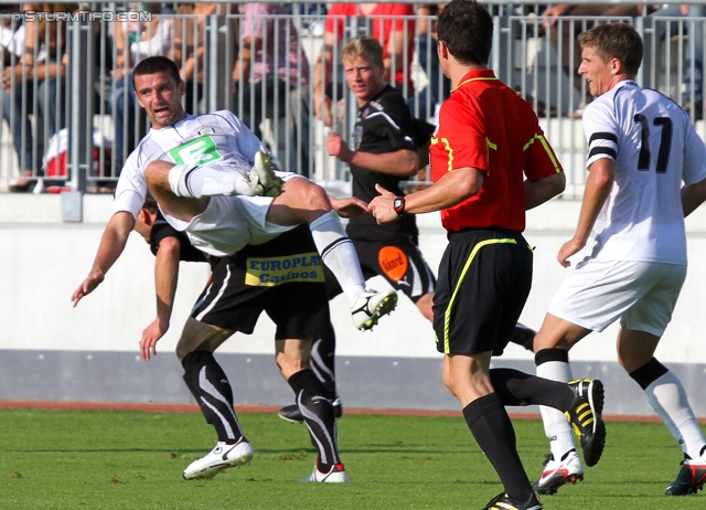 Sturm Amateure - Gratkorn
Regionalliga Mitte, 8. Runde,  Sturm Graz Amateure - FC Gratkorn, Trainingszentrum Messendorf, 25.9.2011. 

Foto zeigt Krunoslav Cicak (Sturm Amateure), Schiedsrichter Markus Lamb und Dean Maric (Sturm Amateure)
Schlüsselwörter: foul