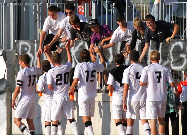 Sturm Amateure - Gratkorn
Regionalliga Mitte, 8. Runde,  Sturm Graz Amateure - FC Gratkorn, Trainingszentrum Messendorf, 25.9.2011. 

Foto zeigt Fans der Sturm Amateure und Spieler der Sturm Amateure
