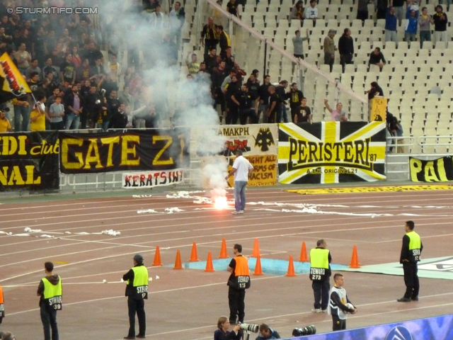 AEK Athen - Sturm Graz
UEFA Europa League Gruppenphase 2. Spieltag, AEK Athen - SK Sturm Graz, OACA Spiros Louis Stadion Athen, 29.9.2011. 

Foto zeigt Fans von AEK Athen
Schlüsselwörter: pyrotechnik