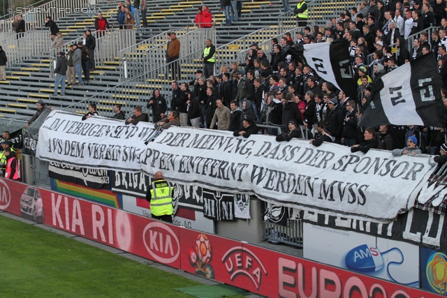 Mattersburg - Sturm Graz
Oesterreichische Fussball Bundesliga, 11. Runde,  SV Mattersburg - SK Sturm Graz, Pappelstadion Mattersburg, 16.10.2011. 

Foto zeigt Fans von Sturm mit einem Spruchband
