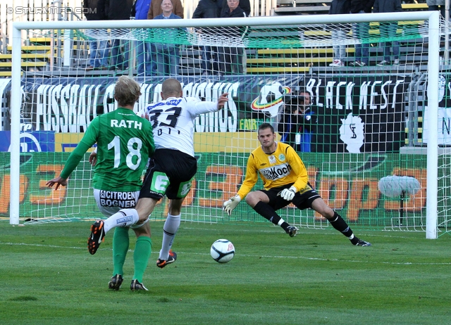 Mattersburg - Sturm Graz
Oesterreichische Fussball Bundesliga, 11. Runde,  SV Mattersburg - SK Sturm Graz, Pappelstadion Mattersburg, 16.10.2011. 

Foto zeigt Lukas Rath (Mattersburg), Patrick Wolf (Sturm) und Thomas Borenitsch (Mattersburg)
Schlüsselwörter: torchance