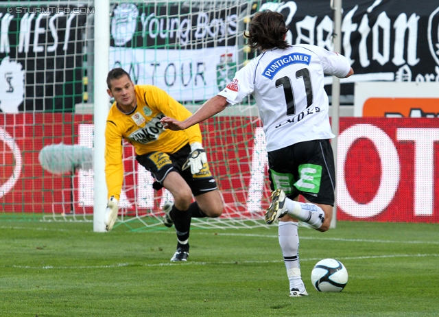 Mattersburg - Sturm Graz
Oesterreichische Fussball Bundesliga, 11. Runde,  SV Mattersburg - SK Sturm Graz, Pappelstadion Mattersburg, 16.10.2011. 

Foto zeigt Thomas Borenitsch (Mattersburg) und Imre Szabics (Sturm)
Schlüsselwörter: torchance