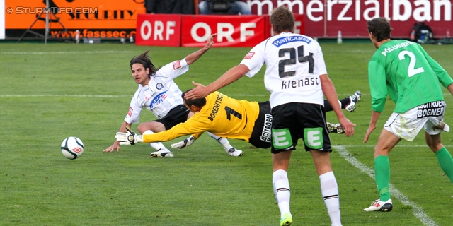 Mattersburg - Sturm Graz
Oesterreichische Fussball Bundesliga, 11. Runde,  SV Mattersburg - SK Sturm Graz, Pappelstadion Mattersburg, 16.10.2011. 

Foto zeigt Imre Szabics (Sturm), Thomas Borenitsch (Mattersburg), Roman Kienast (Sturm) und Alexander Poellhuber (Mattersburg)
Schlüsselwörter: tor