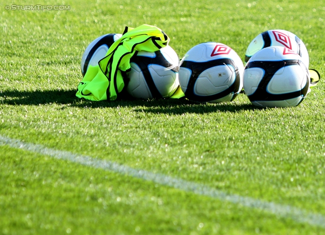 Mattersburg - Sturm Graz
Oesterreichische Fussball Bundesliga, 11. Runde,  SV Mattersburg - SK Sturm Graz, Pappelstadion Mattersburg, 16.10.2011. 

Foto zeigt ein Feature mit Baellen
Schlüsselwörter: training