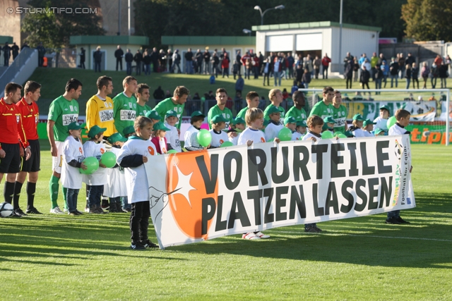 Mattersburg - Sturm Graz
Oesterreichische Fussball Bundesliga, 11. Runde,  SV Mattersburg - SK Sturm Graz, Pappelstadion Mattersburg, 16.10.2011. 

Foto zeigt das Schiedsrichterteam, Mannschaft von Mattersburg  und Kinder mit einem Spruchband
Schlüsselwörter: antirassismus