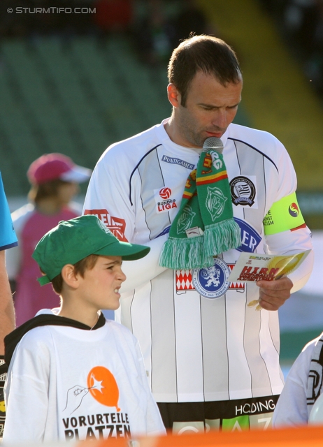 Mattersburg - Sturm Graz
Oesterreichische Fussball Bundesliga, 11. Runde,  SV Mattersburg - SK Sturm Graz, Pappelstadion Mattersburg, 16.10.2011. 

Foto zeigt ein Kind und Mario Haas (Sturm)
Schlüsselwörter: mikrofon antirassismus