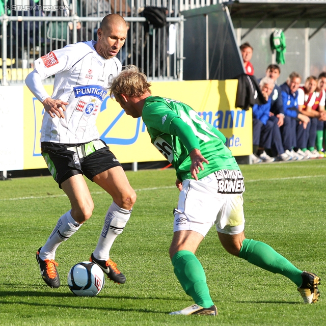 Mattersburg - Sturm Graz
Oesterreichische Fussball Bundesliga, 11. Runde,  SV Mattersburg - SK Sturm Graz, Pappelstadion Mattersburg, 16.10.2011. 

Foto zeigt Patrick Wolf (Sturm) und Lukas Rath (Mattersburg)
