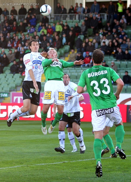 Mattersburg - Sturm Graz
Oesterreichische Fussball Bundesliga, 11. Runde,  SV Mattersburg - SK Sturm Graz, Pappelstadion Mattersburg, 16.10.2011. 

Foto zeigt Thomas Burgstaller (Sturm), Lukas Rath (Mattersburg), Mario Haas (Sturm) und Patrick Buerger (Mattersburg)
Schlüsselwörter: kopfball