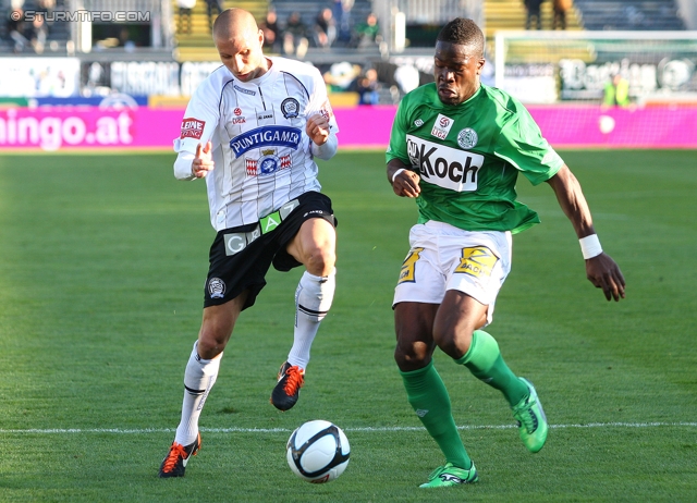 Mattersburg - Sturm Graz
Oesterreichische Fussball Bundesliga, 11. Runde,  SV Mattersburg - SK Sturm Graz, Pappelstadion Mattersburg, 16.10.2011. 

Foto zeigt Patrick Wolf (Sturm) und Wilfried Domoraud (Mattersburg)
