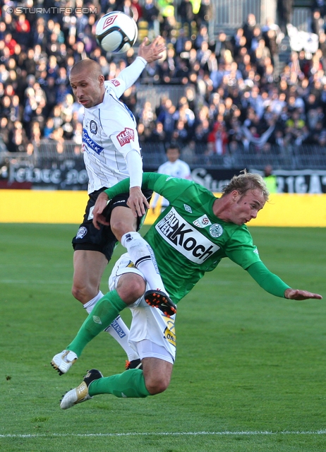 Mattersburg - Sturm Graz
Oesterreichische Fussball Bundesliga, 11. Runde,  SV Mattersburg - SK Sturm Graz, Pappelstadion Mattersburg, 16.10.2011. 

Foto zeigt Patrick Wolf (Sturm) und Lukas Rath (Mattersburg)
Schlüsselwörter: foul