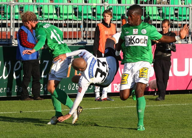 Mattersburg - Sturm Graz
Oesterreichische Fussball Bundesliga, 11. Runde,  SV Mattersburg - SK Sturm Graz, Pappelstadion Mattersburg, 16.10.2011. 

Foto zeigt Lukas Rath (Mattersburg), Patrick Wolf (Sturm) und Wilfried Domoraud (Mattersburg)
Schlüsselwörter: foul