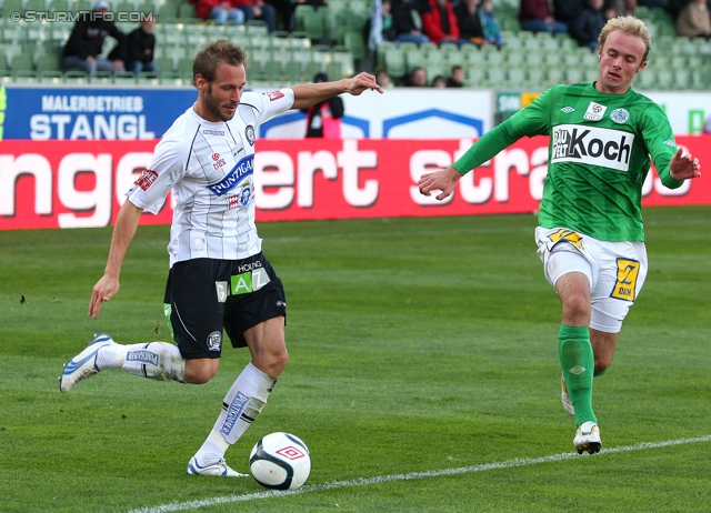 Mattersburg - Sturm Graz
Oesterreichische Fussball Bundesliga, 11. Runde,  SV Mattersburg - SK Sturm Graz, Pappelstadion Mattersburg, 16.10.2011. 

Foto zeigt Martin Ehrenreich (Sturm) und Lukas Rath (Mattersburg)
