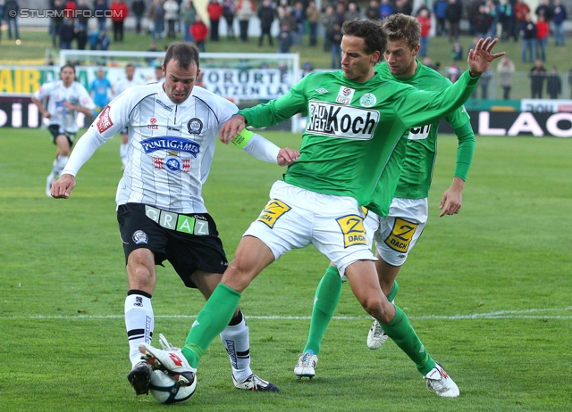 Mattersburg - Sturm Graz
Oesterreichische Fussball Bundesliga, 11. Runde,  SV Mattersburg - SK Sturm Graz, Pappelstadion Mattersburg, 16.10.2011. 

Foto zeigt Mario Haas (Sturm) und Alexander Poellhuber (Mattersburg)
