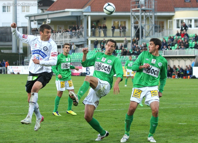 Mattersburg - Sturm Graz
Oesterreichische Fussball Bundesliga, 11. Runde,  SV Mattersburg - SK Sturm Graz, Pappelstadion Mattersburg, 16.10.2011. 

Foto zeigt Milan Dudic (Sturm) und Alexander Poellhuber (Mattersburg)
