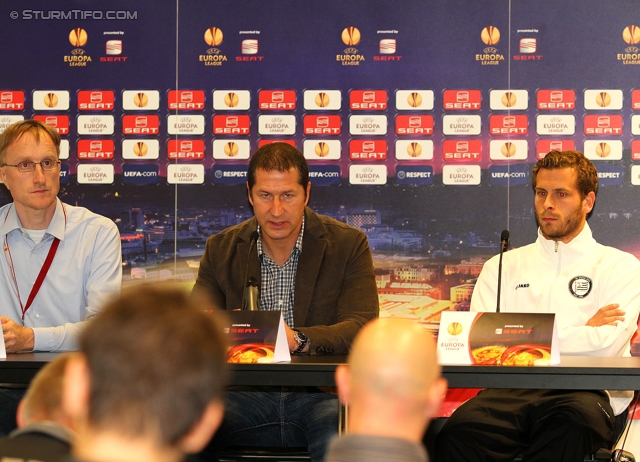 Vorberichte Sturm-Anderlecht
UEFA Europa League Gruppenphase 3. Spieltag,  Vorberichte SK Sturm Graz - RSC Anderlecht, Pressekonferenz und Abschlusstraining, Stadion Liebenau, 19.10.2011. 

Foto zeigt Herbert Orthacker (Moderator), Franco Foda (Cheftrainer Sturm) und Juergen Saeumel (Sturm)
