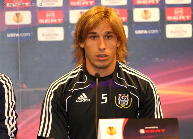 Vorberichte Sturm-Anderlecht
UEFA Europa League Gruppenphase 3. Spieltag,  Vorberichte SK Sturm Graz - RSC Anderlecht, Pressekonferenz und Abschlusstraining, Stadion Liebenau, 19.10.2011. 

Foto zeigt Lucas Biglia (Anderlecht)
