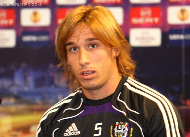 Vorberichte Sturm-Anderlecht
UEFA Europa League Gruppenphase 3. Spieltag,  Vorberichte SK Sturm Graz - RSC Anderlecht, Pressekonferenz und Abschlusstraining, Stadion Liebenau, 19.10.2011. 

Foto zeigt Lucas Biglia (Anderlecht)
