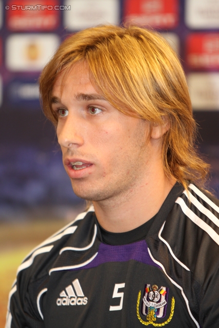 Vorberichte Sturm-Anderlecht
UEFA Europa League Gruppenphase 3. Spieltag,  Vorberichte SK Sturm Graz - RSC Anderlecht, Pressekonferenz und Abschlusstraining, Stadion Liebenau, 19.10.2011. 

Foto zeigt Lucas Biglia (Anderlecht)
