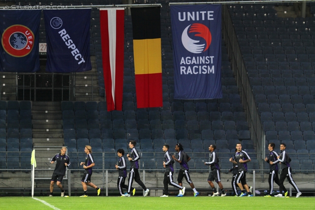 Vorberichte Sturm-Anderlecht
UEFA Europa League Gruppenphase 3. Spieltag,  Vorberichte SK Sturm Graz - RSC Anderlecht, Pressekonferenz und Abschlusstraining, Stadion Liebenau, 19.10.2011. 

Foto zeigt Spieler von Anderlecht und Flaggen
