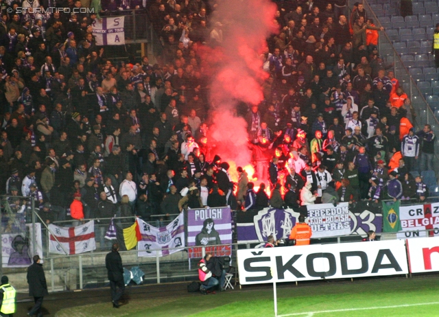 Sturm Graz - Anderlecht
UEFA Europa League Gruppenphase 3. Spieltag, SK Sturm Graz - RSC Anderlecht, Stadion Liebenau Graz, 20.10.2011. 

Foto zeigt Fans von Anderlecht
Schlüsselwörter: pyrotechnik