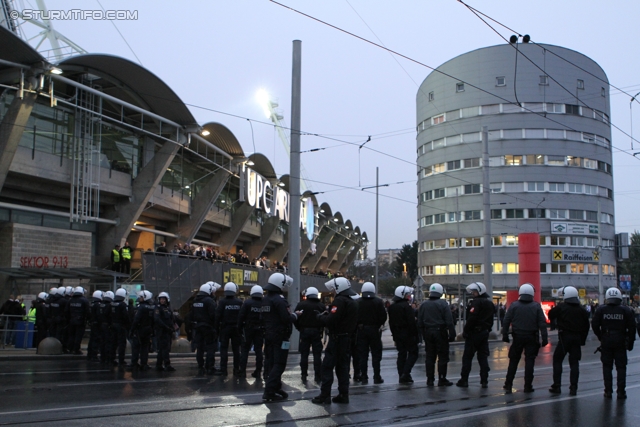 Sturm Graz - Anderlecht
UEFA Europa League Gruppenphase 3. Spieltag, SK Sturm Graz - RSC Anderlecht, Stadion Liebenau Graz, 20.10.2011. 

Foto zeigt Polizei vor dem Stadion Liebenau
