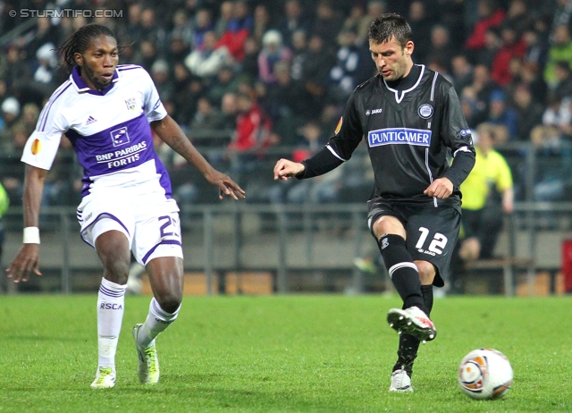 Sturm Graz - Anderlecht
UEFA Europa League Gruppenphase 3. Spieltag, SK Sturm Graz - RSC Anderlecht, Stadion Liebenau Graz, 20.10.2011. 

Foto zeigt Dieudonne Mbokani (Anderlecht) und Milan Dudic (Sturm)
