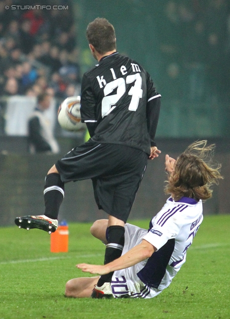 Sturm Graz - Anderlecht
UEFA Europa League Gruppenphase 3. Spieltag, SK Sturm Graz - RSC Anderlecht, Stadion Liebenau Graz, 20.10.2011. 

Foto zeigt Christian Klem (Sturm) und Guillaume Gillet (Anderlecht)
Schlüsselwörter: foul