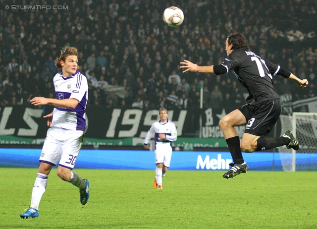 Sturm Graz - Anderlecht
UEFA Europa League Gruppenphase 3. Spieltag, SK Sturm Graz - RSC Anderlecht, Stadion Liebenau Graz, 20.10.2011. 

Foto zeigt Guillaume Gillet (Anderlecht) und Thomas Burgstaller (Sturm)
Schlüsselwörter: kopfball