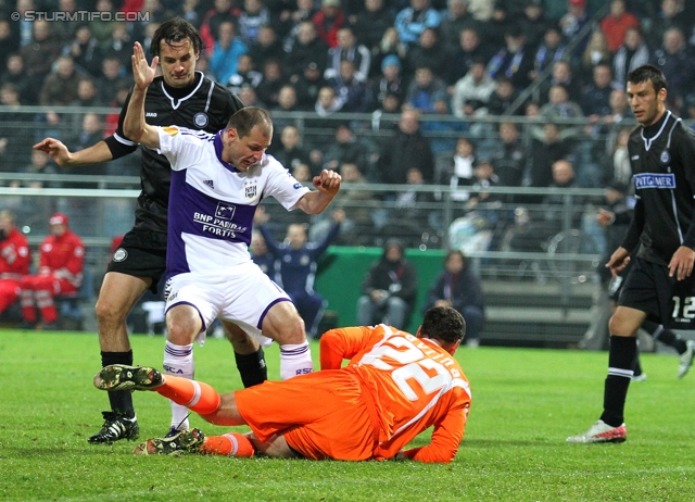 Sturm Graz - Anderlecht
UEFA Europa League Gruppenphase 3. Spieltag, SK Sturm Graz - RSC Anderlecht, Stadion Liebenau Graz, 20.10.2011. 

Foto zeigt Milan Jovanovic (Anderlecht) und Silvije Cavlina (Sturm)
