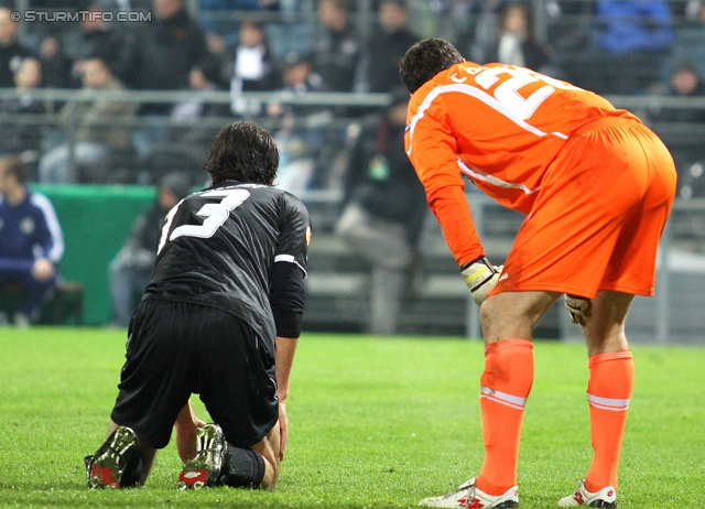 Sturm Graz - Anderlecht
UEFA Europa League Gruppenphase 3. Spieltag, SK Sturm Graz - RSC Anderlecht, Stadion Liebenau Graz, 20.10.2011. 

Foto zeigt Thomas Burgstaller (Sturm) und Silvije Cavlina (Sturm)
Schlüsselwörter: nachdenklich aerger enttaeuschung